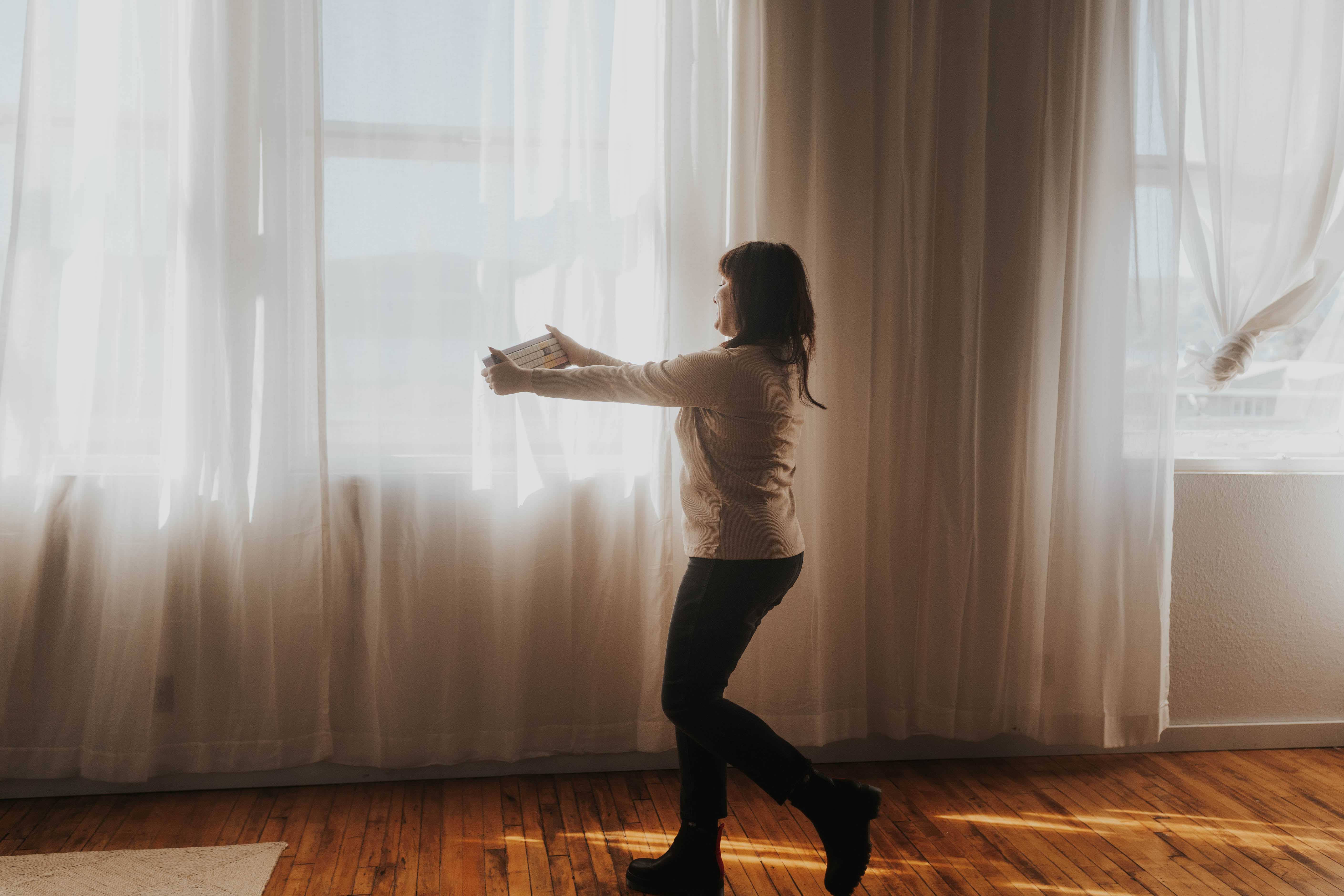 A photo of Flo spinning around a keyboard